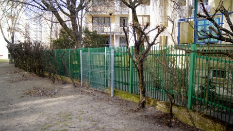 Ogrodzenie bloku stało się symbolem bezpieczeństwa, często jednak utrudnia życie i konfliktuje z sąsiadami. Fot. Henryk Żyłkowski