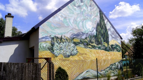 Domy we wsi Brzózki ozdobione muralami inspirowanymi twórczością Vincenta Van Gogha. Fot. Henryk Żyłkowski