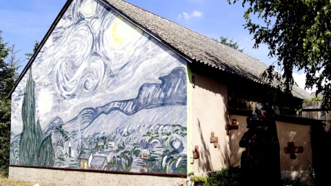 Domy we wsi Brzózki ozdobione muralami inspirowanymi twórczością Vincenta Van Gogha. Fot. Henryk Żyłkowski