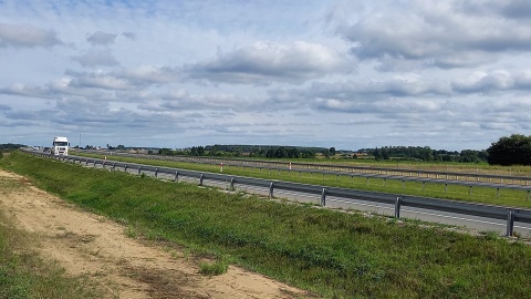 W związku z wykończeniem ekspresowej „piątki” między Szubinem a Żninem, obowiązuje ograniczenie prędkości do 70 km/h... jednak nie widać tam żadnych pracujących ekip. Fot. Michał Słobodzian