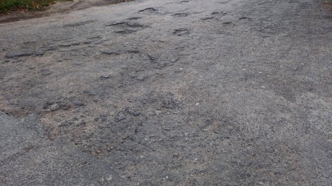 W związku z pracami wodociągowymi na bydgoskim Górzyskowie trzeba było zrywać asfalt, a mieszkańcy ul. Gołębiej wiele razy pozostawali bez wody. Fot. Michał Słobodzian