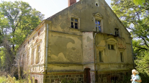 Od 10 lat w Ostrówku spadkobiercy toczą boje o dwór Osłowskich. Fot. Henryk Żyłkowski