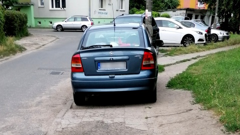Parkujące na chodniku auta uniemożliwiają przejście starszym, niepełnosprawnym czy rodzicom z wózkami. Fot. nadesłane