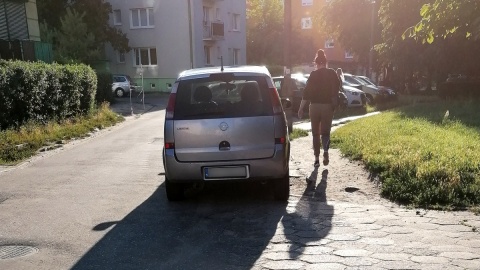 Parkujące na chodniku auta uniemożliwiają przejście starszym, niepełnosprawnym czy rodzicom z wózkami. Fot. nadesłane