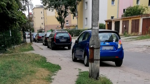 Parkujące na chodniku auta uniemożliwiają przejście starszym, niepełnosprawnym czy rodzicom z wózkami. Fot. nadesłane