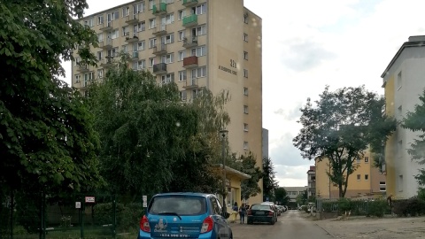 Parkujące na chodniku auta uniemożliwiają przejście starszym, niepełnosprawnym czy rodzicom z wózkami. Fot. nadesłane