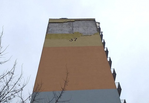 Odpadające z ostatnich pięter budynków elementy mogą być niebezpieczne. Fot. Adriana Andrzejewska-Kuras