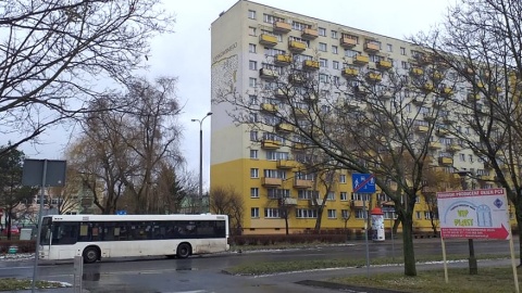 Odpadające z ostatnich pięter budynków elementy mogą być niebezpieczne. Fot. Adriana Andrzejewska-Kuras