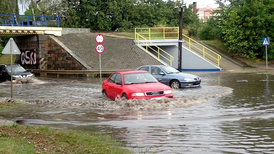 Latem 2019 roku taką sytuację w Koronowie wywołała ulewa. Co będzoe, gdy spiętrzona woda przerwie tamę? Fot. arch. PR PiK