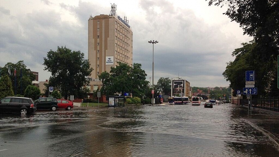 Intensywne deszcze i burze powodują w Bydgoszczy podtopienia ulic i posesji. Fot. arch. PR PiK
