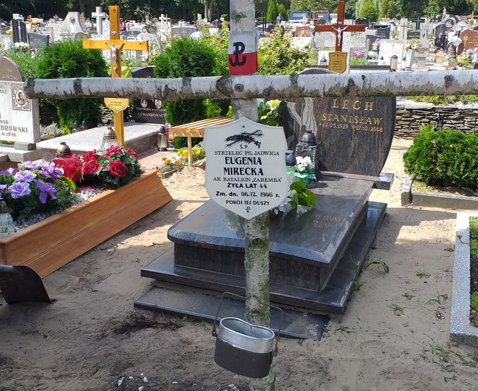 9-letnia Oliwia z tatą odwiedza grób co najmniej raz w tygodniu, zapala znicz i sprząta. Fot. Adriana Andrzejewska-Kuras