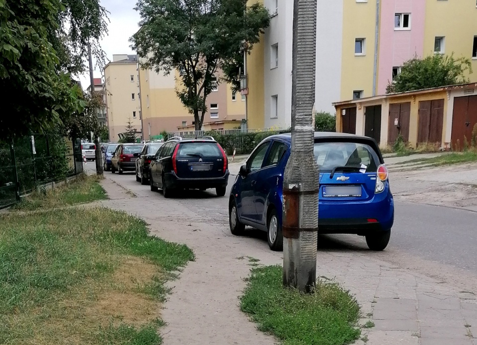Parkujące na chodniku auta uniemożliwiają przejście starszym, niepełnosprawnym czy rodzicom z wózkami. Fot. arch. PR PiK/nadesłane