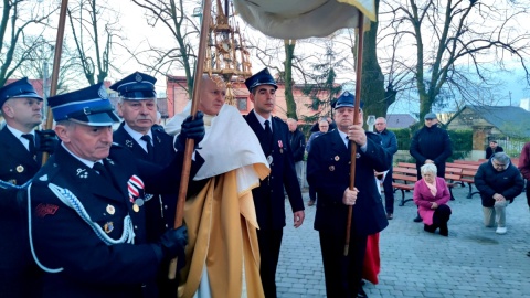 Procesja przed Mszą Świętą Rezurekcyjną w kościele pw. Wniebowzięcia Najświętszej Maryi Panny w Radziejowie. Fot. Dawid Cysewski/PR PiK