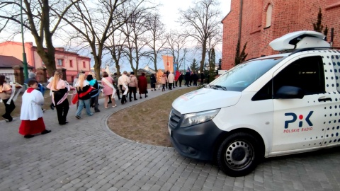 Procesja przed Mszą Świętą Rezurekcyjną w kościele pw. Wniebowzięcia Najświętszej Maryi Panny w Radziejowie. Fot. Dawid Cysewski/PR PiK