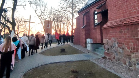 Procesja przed Mszą Świętą Rezurekcyjną w kościele pw. Wniebowzięcia Najświętszej Maryi Panny w Radziejowie. Fot. Dawid Cysewski/PR PiK