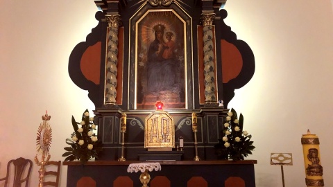 9 kwietnia 2023 - Niedziela Zmartwychwstania - Kościół pw. Matki Bożej Królowej Polski we Włókach - Przed Rezurekcją. Fot. Jan Duks