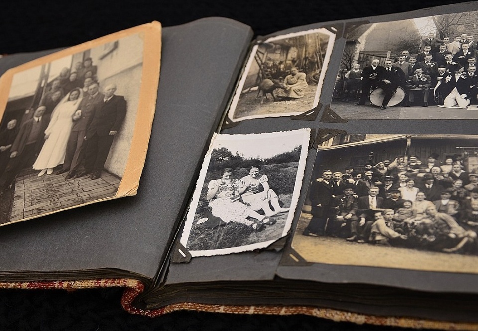 Przeglądając albumy naszych przodków. Fot. ilustracyjna/congerdesign/pixabay.com