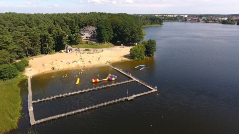 Plaża nad Jeziorem Sępoleńskim zapewnia zaintesowanym czystą wodę oraz warunki do wypoczynku, sportu i rekreacji. Fot. Marcin Doliński