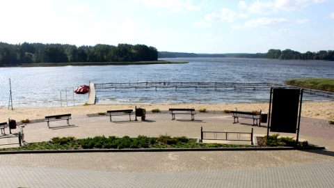 Plaża nad Jeziorem Sępoleńskim zapewnia zaintesowanym czystą wodę oraz warunki do wypoczynku, sportu i rekreacji. Fot. Marcin Doliński