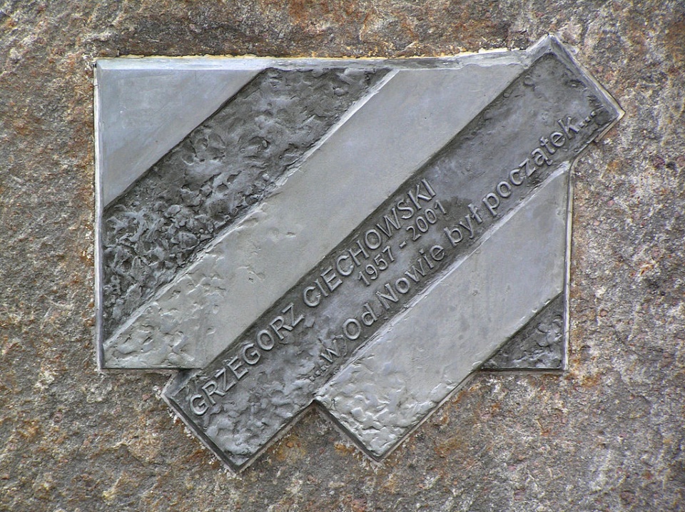 Tablica z pomnika upamiętniającego Grzegorza Ciechowskiego przed klubem "Od Nowa" w Toruniu. Foto: Wikipedia