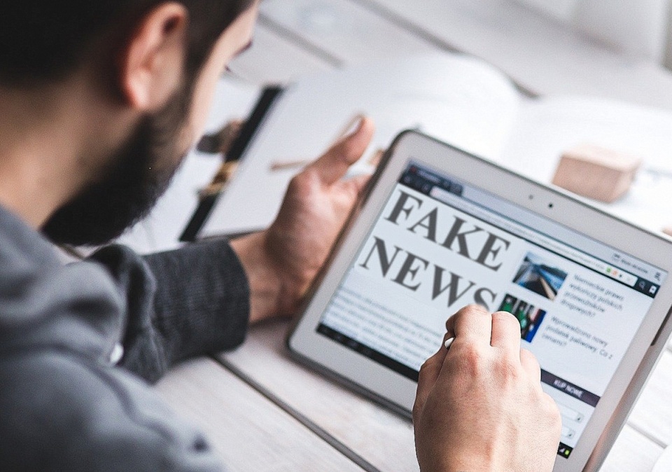 Studenci chcą walczyć z fake newsami i dezinformacją. Fot. ilustracyjna/pixabay.com