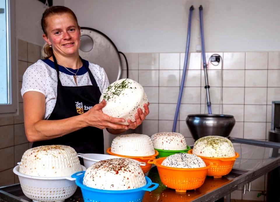 Pani Marlena Janik prezentuje swoje sery. Fot. Michał Kuras/lokalna-zywnosc.pl