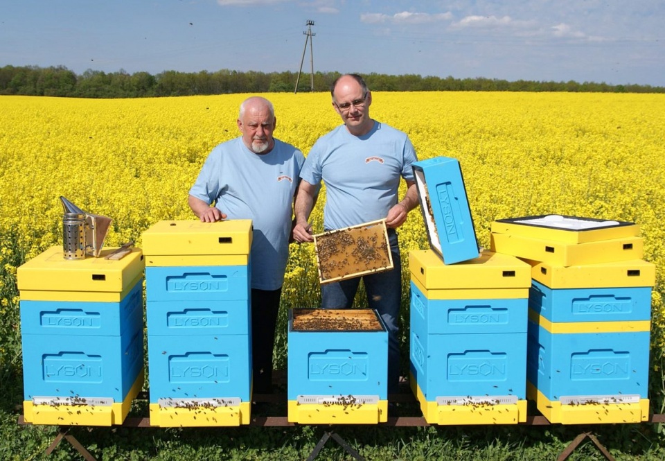 Jacek i Tomasz Paul prowadzący pasiekę w Gniewkowie. Fot. Mikołaj Kuras UMWK-P/lokalna-zywnosc.pl