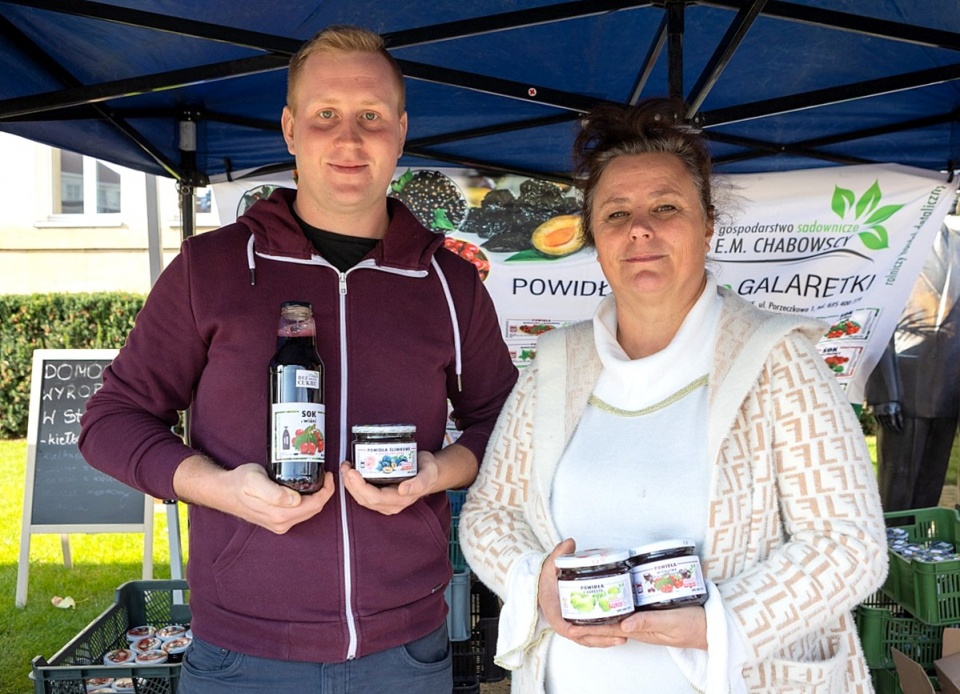 Mieczysław i Ewa Chabowskcy prezentują swoje przetwory. Fot. Mikołaj Kuras UMWK-P