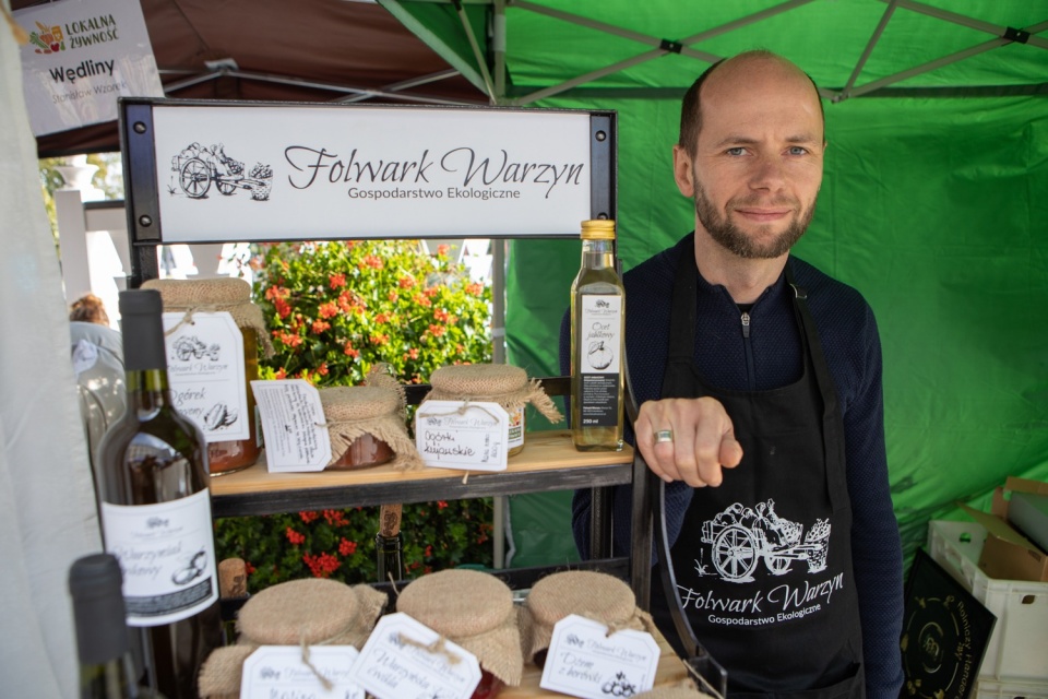 Michał Sędłak z produktami w ofercie Folwarku Warzyn. Fot. Mikołaj Kuras/Urząd Marszałkowski Województwa Kujawsko-Pomorskiego
