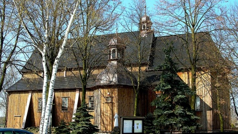 Drewniany kościół pw. św. Mikołaja w Pieraniu. Fot. pl.wikipedia.org
