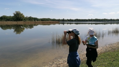 W wypatrywaniu skrzydlatych mieszkańców parku nad Gopłem przyda się lornetka. Fot. facebook.com/NadgoplanskiParkTysiaclecia