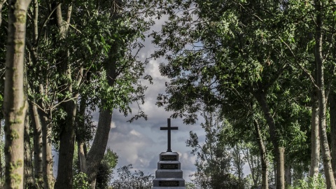 Obelisk upamiętniający miejsce śmierci Leszka Białego w Gąsawie. Fot. Daniel Pach/UMWK-P