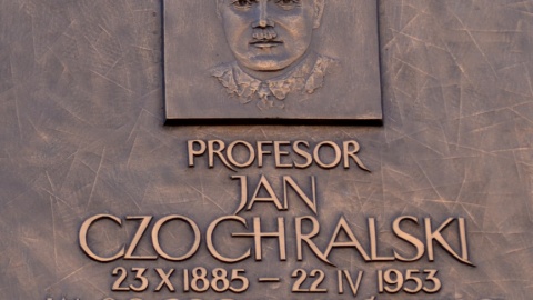 Tablica pamiątkowa na budynku apteki w Kcyni