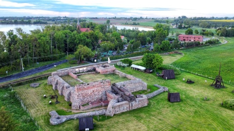 Ruiny zamku Diabła Weneckkiego w Wenecji niedaleko Żnina. Fot. FlyDrone/Urząd Miejski w Żninie