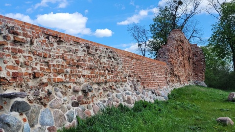 Na lewym brzegu rzeki Gąsawka odnajdujemy ruiny zamku starostów w Szubinie. Fot. fot. Kamila Czechowska/Muzeum Ziemi Szubińskiej