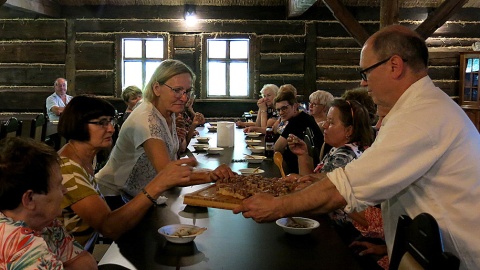 Mennonicka Pętla Smaku - poczęstunekw Nadwiślańskiej Chacie w Luszkowie. Fot. nadesłane/prywatne zbiory Piotra Lenarta