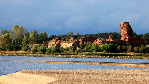 Nadwiślańskie ruiny zamku w Bobrownikach. Fot. Marcin Karasiński