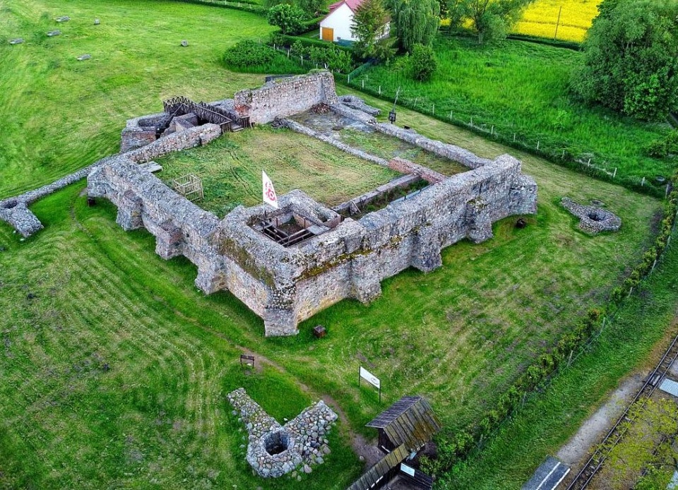 Z wizytą w zamku Diabła Weneckiego. Fot. FlyDrone/Urząd Miejski w Żninie
