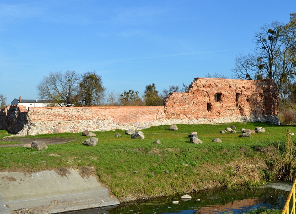 Na lewym brzegu rzeki Gąsawka odnajdujemy ruiny zamku starostów w Szubinie. Fot. fot. Kamila Czechowska/Muzeum Ziemi Szubińskiej