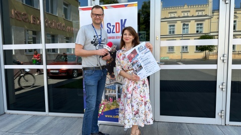 Tomasz Kaźmierski i Joanna Kalka przed Szubińskim Domem Kultury©Tomasz Kaźmierski