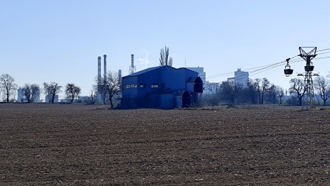 Kolej linowa z zakładów sodowych rozpościera się także nad polami. Fot. Żaneta Walentyn/PR PiK