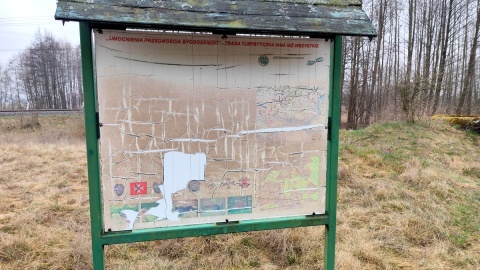 Starta tablica, która kiedyś pokazywała ścieżkę dydaktyczną. Fot. Żaneta Walentyn/PR PiK