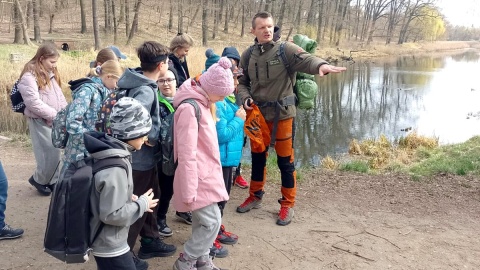 Bartosz Guentzel z uczniami podczas wyprawy nad toruńską Martówkę. Fot. Michał Zaręba/PR PiK