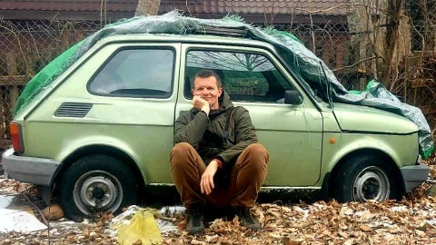 Zniszczonym „maluchem” zaopiekował się mieszkający w Toruniu przyrodnik Bartosz Guentzel. Fot. zrzutka.pl/uzxnua