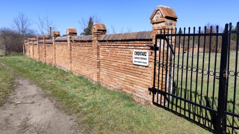 Mur i brama wejściowa na cmentarz żydowski w Koronowie. Fot. Żaneta Walentyn/PR PiK