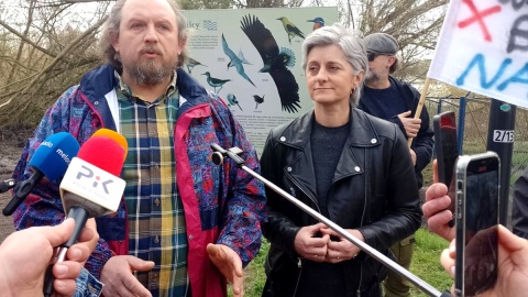 Toruńscy społecznicy protestują przeciwko budowie wieżowca na obszarze należącym do Natury 2000. Fot. Michał Zaręba/PR PiK