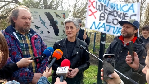 Toruńscy społecznicy protestują przeciwko budowie wieżowca na obszarze należącym do Natury 2000. Fot. Michał Zaręba/PR PiK