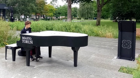 W samym centrum Torunia, pośród miejskiego zgiełku, stanął fortepian. Może na nim zagrać każdy. Fot. Michał Zaręba/PR PiK