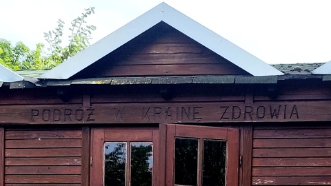 Wóz w Łyskowie, w którym znajdują się ule do apiterapii. Fot. Żaneta Walentyn/PR PiK