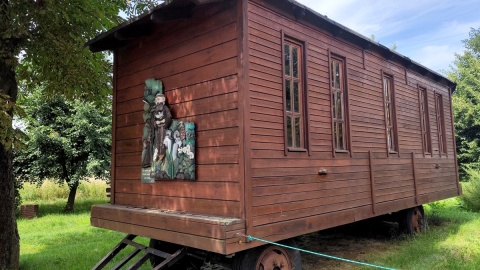 Wóz w Łyskowie, w którym znajdują się ule do apiterapii. Fot. Żaneta Walentyn/PR PiK